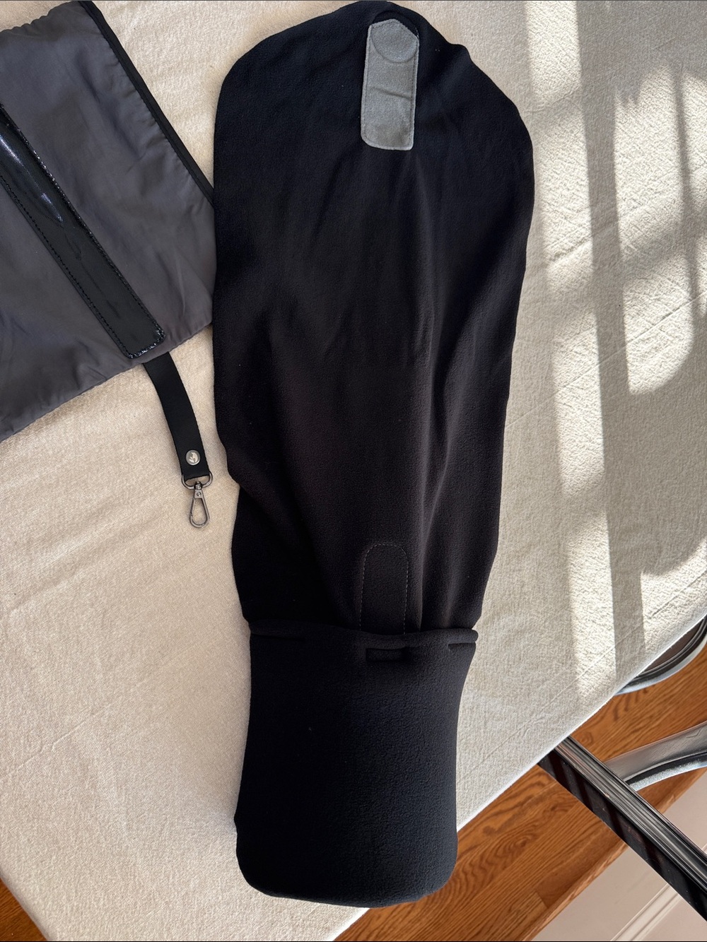 TRTL Travel Pillow Neck Support Pillow Black w/ Carry Bag Like New - Picture 4 of 11